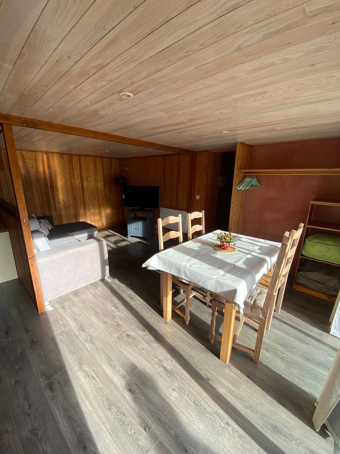 Apartamento entero, Apartamento «Encantador refugio para 2 en el corazón de Lodève» con vistas, piscina y Wi-Fi in Lodève, Región de Lodève