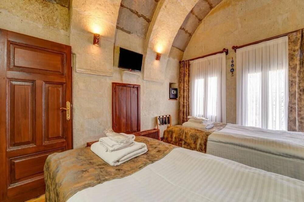 Family Cave Room with Terrace & Balloon View in Uçhisar, Nevşehir