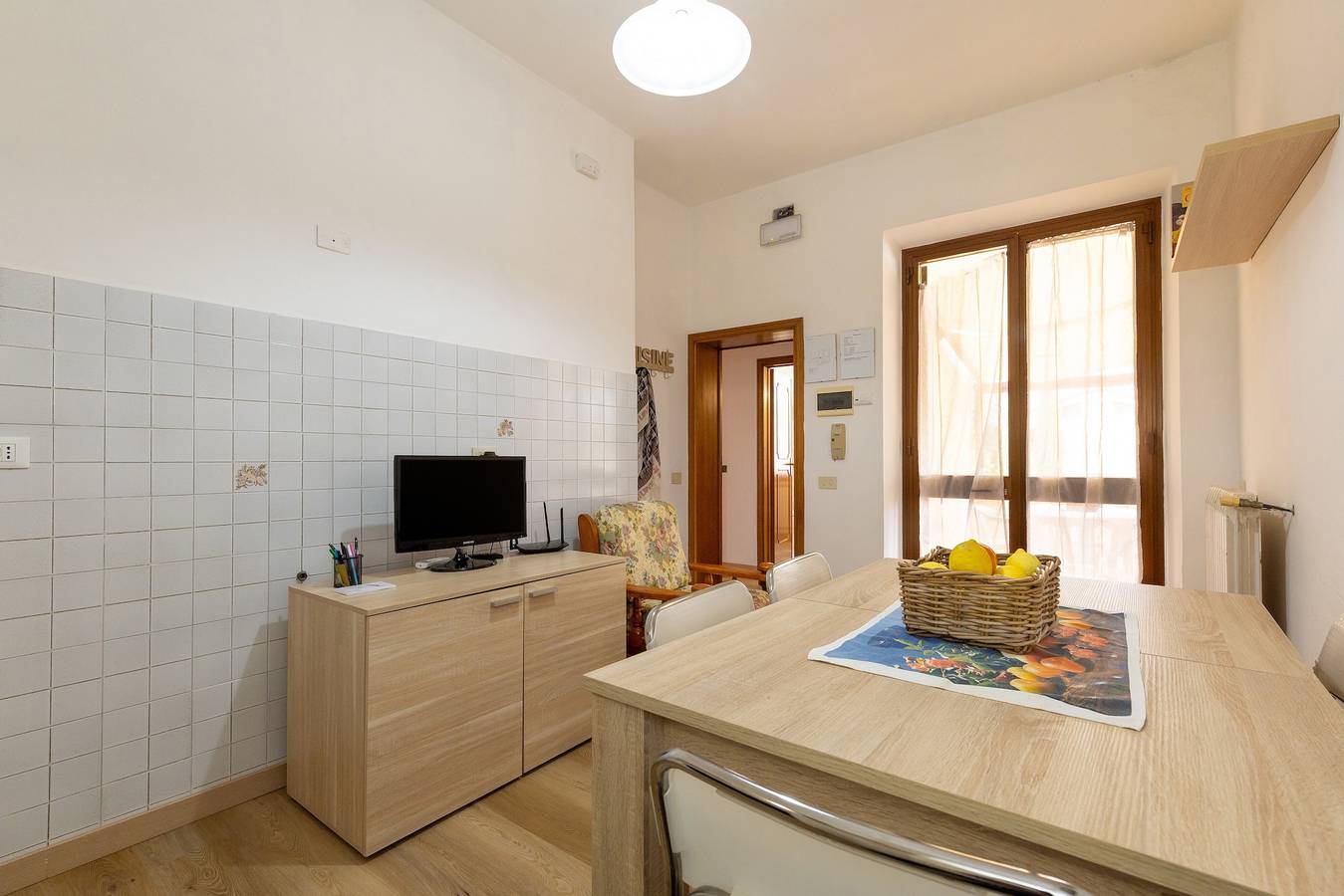 Entire apartment, 'Via Gorizia 8 - Yellow' Apartment with Shared Garden, Wi-Fi and Air Conditioning in Cecina, Etruscan Coast
