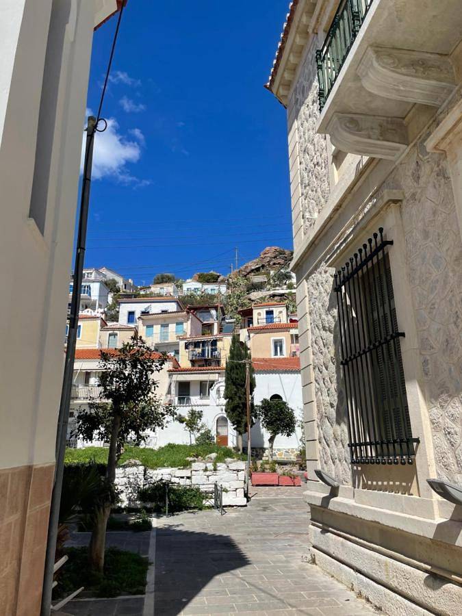 Gîte pour 2 personnes, avec Balcon et Terrasse ainsi que Jardin et Vue dans Poros - 3