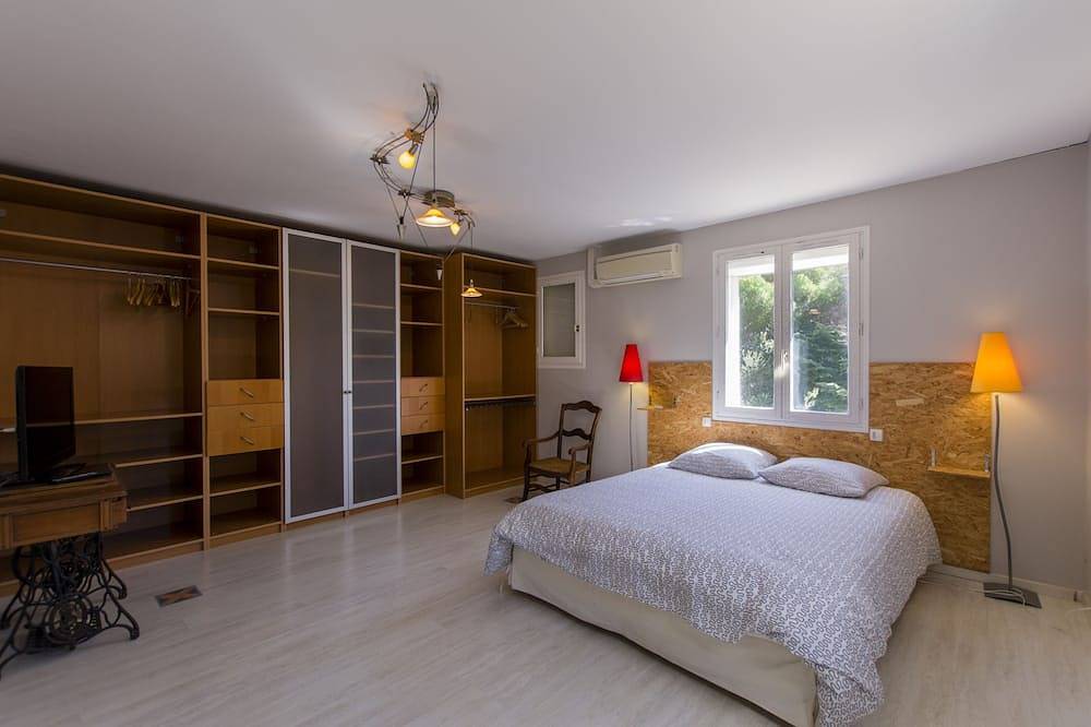 Chalet Con Piscina Cubierta Y Calefaccionada. in Sérignan, Côte d'Améthyste