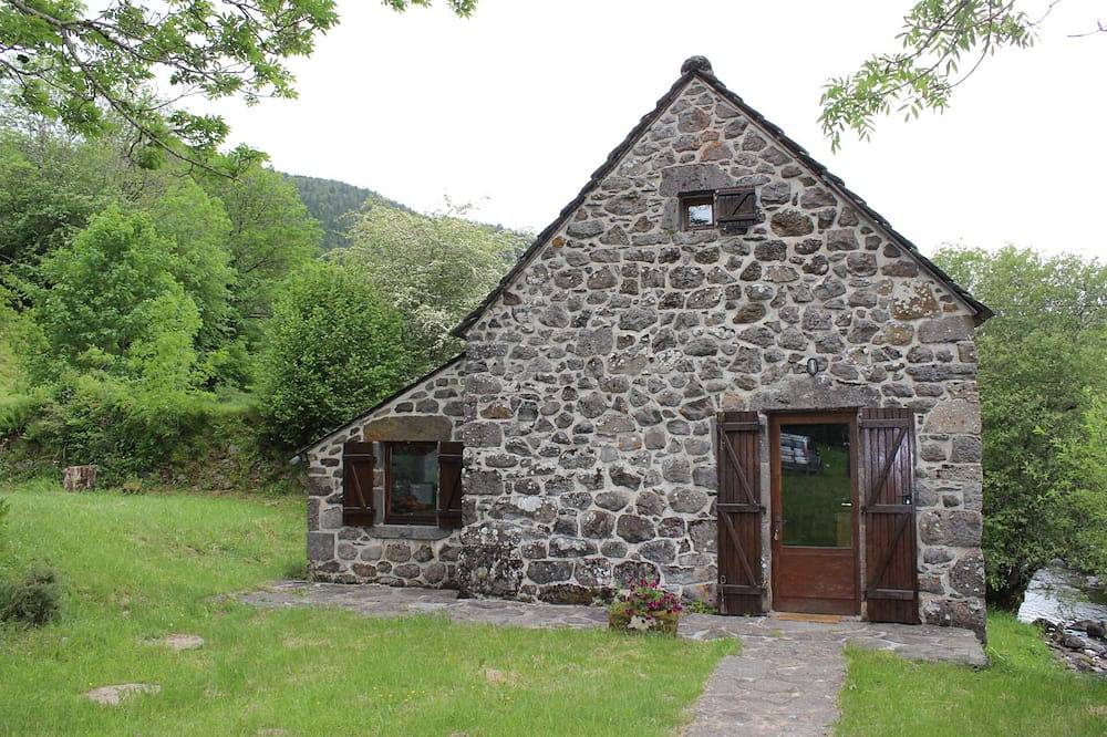 Moulin au bord de l'eau in Le Falgoux, Parc naturel régional des Volcans d'Auvergne
