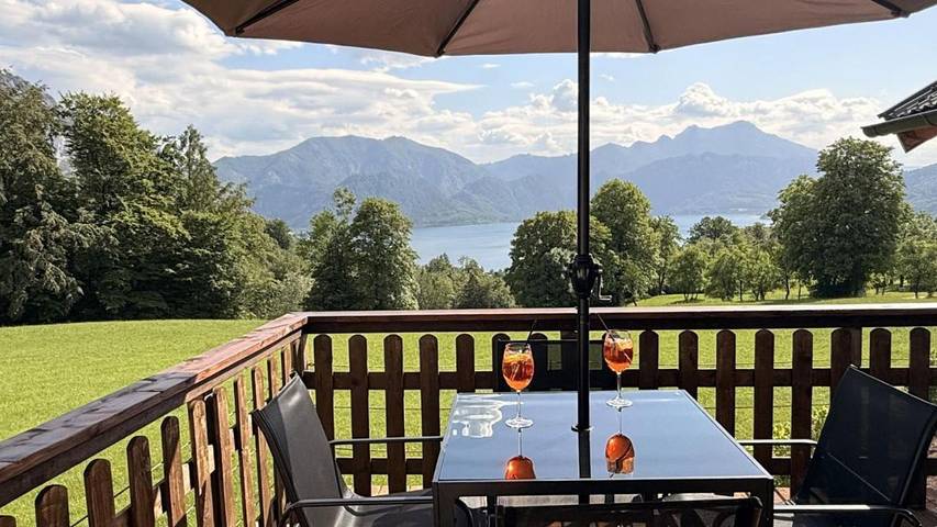 Ferienwohnung für 2 Personen, mit Terrasse und Seeblick sowie Ausblick in Steinbach am Attersee