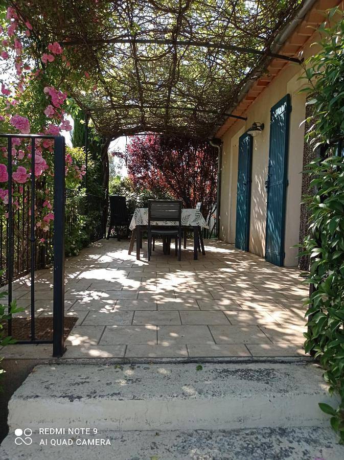 Gîte pour 3 personnes, avec jardin ainsi que piscine et vue, animaux acceptés à Blauvac