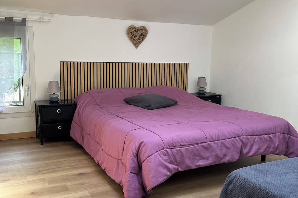 Propriété avec 3 chalets et un appartement, piscine privée et grand jardin, jeux in Tauriers, Ardèche