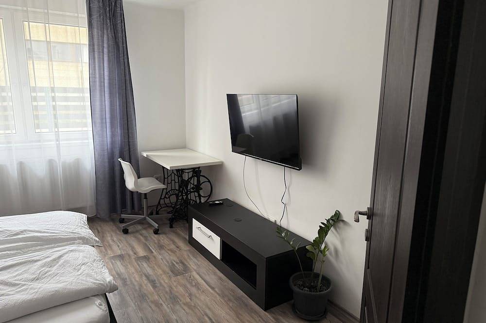Modern family home near Debrecen Airport &City Center, with own bathroom&kitchen in Debrecen, Hajdú-Bihar megye