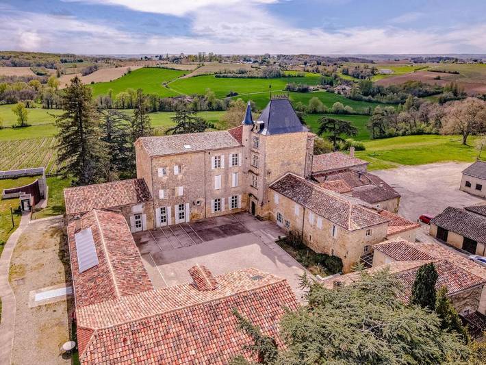 Hôtel, avec Terrasse ainsi que Jardin et Vue à Caussens
