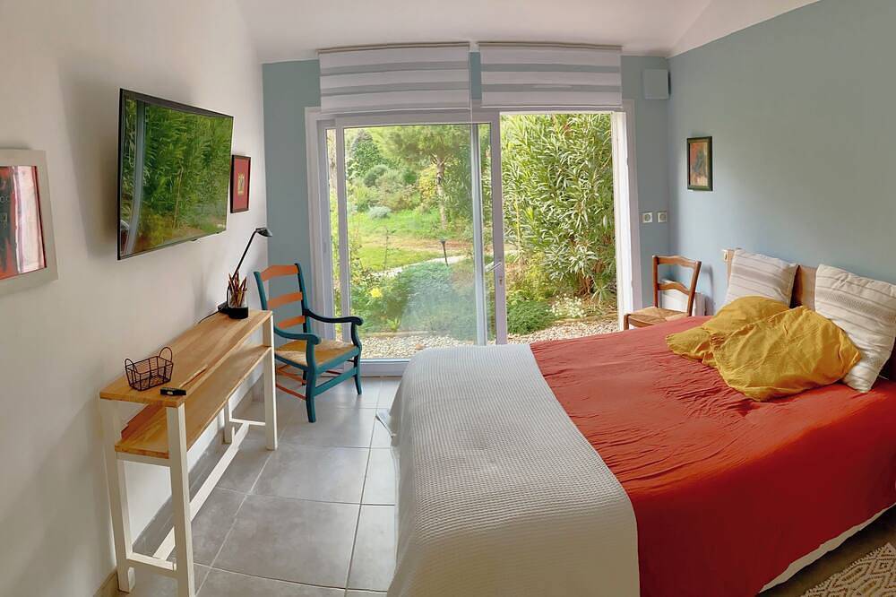 T2 ( partie de villa) indépendant, cosy,  au calme avec terrasse/jardin, parking in Lauris, Parc naturel régional du Luberon