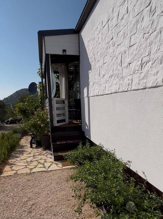 Camping pour 5 personnes, avec vue et jardin, animaux acceptés à Tisno - 2