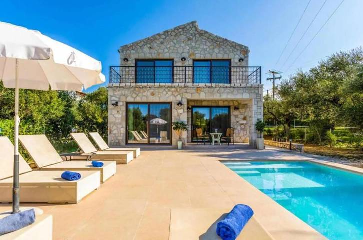 Chambre d’hôte pour 7 personnes, avec Balcon et Terrasse ainsi que Jardin et Piscine