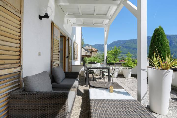 Entire apartment, Apartment 'Sonnenresidence Alpenhof' with Mountain View, Balcony and Wi-Fi in Tramin an der Weinstraße, Nonsberg Group