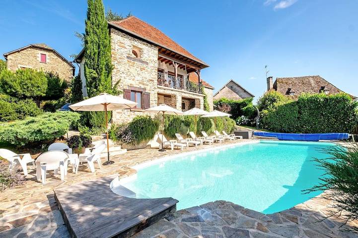 Location de vacances pour 6 personnes, avec piscine et jardin ainsi que sauna et jacuzzi, animaux acceptés à Altillac