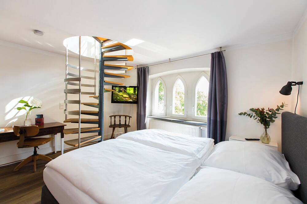 Ganze Wohnung, Maisonette mit neo-gotischer Loggia und Domblick in Köln, Rheinland