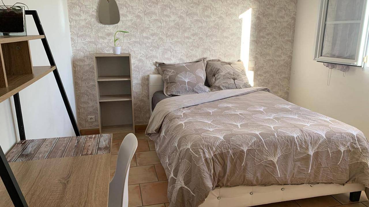 Appartement de vacances entier, Chambre et salon 4 personnes, salle de bains et Wc privés -sans cuisine- dans maison provençale chez l'habitant in Château-Arnoux-Saint-Auban, Région de Forcalquier
