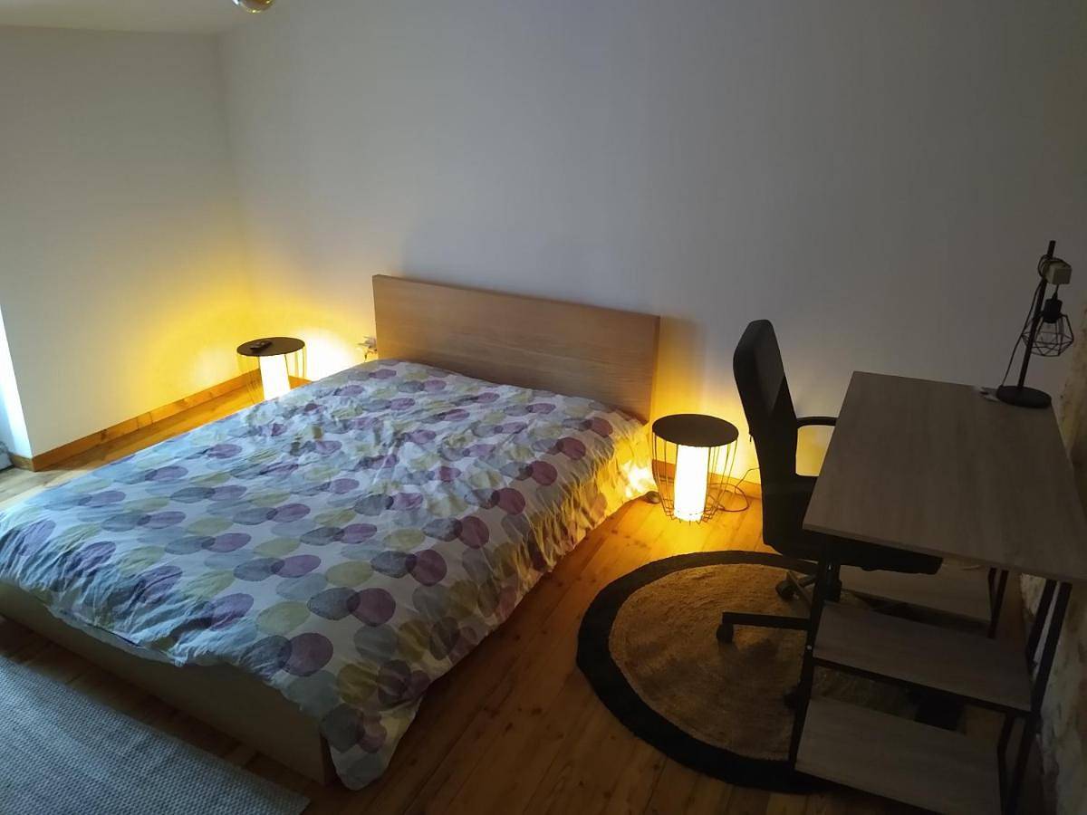 Appartement de vacances entier, Double Room with Private Bathroom in Pierrelatte, Région de nyons