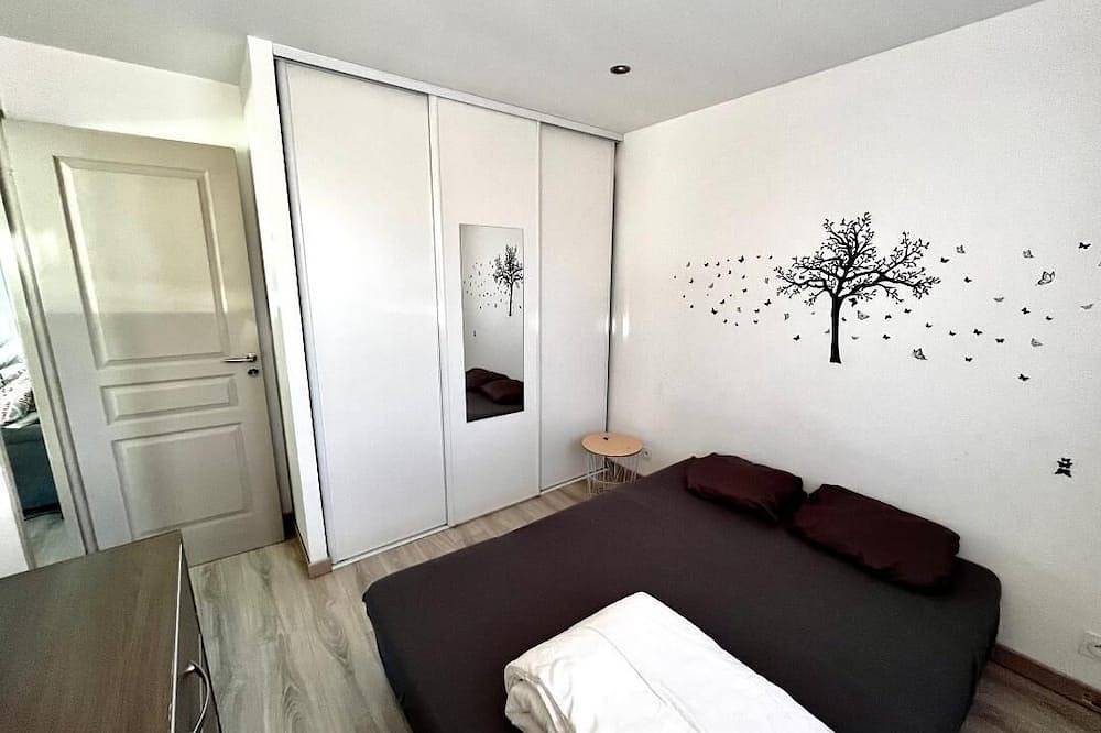 Apartamento entero, Cosy apartment, 100 m from beaches, quiet area with outside, air conditioning, wifi & parking in Saint-Chamas, Istres region