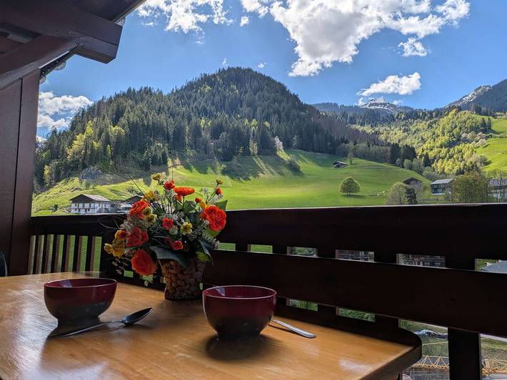 Location de vacances pour 8 personnes, avec balcon et piscine dans Arêches