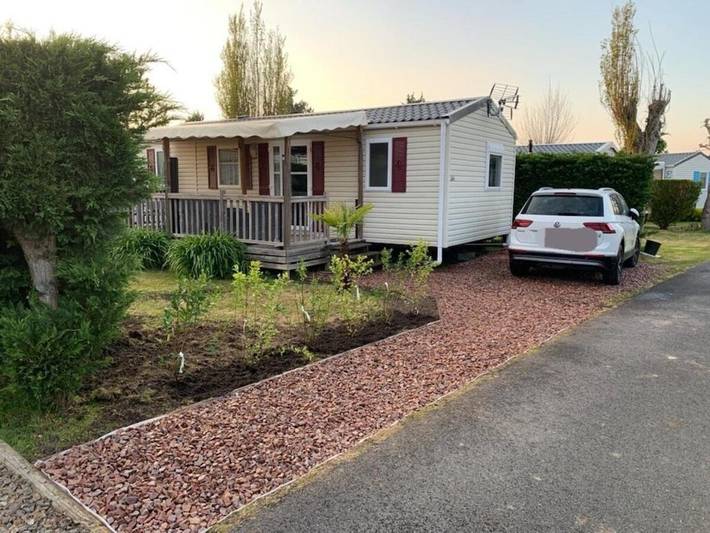Camping pour 4 personnes, avec piscine ainsi que jardin et jacuzzi, animaux acceptés