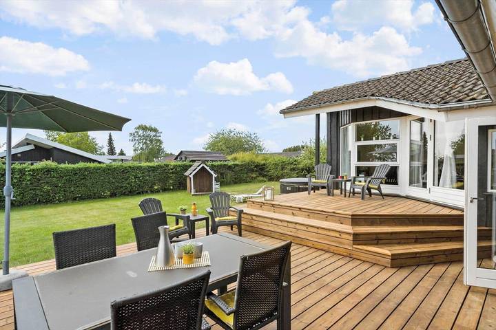 Ferieudlejning for 6 personer, med terrasse i Saksild