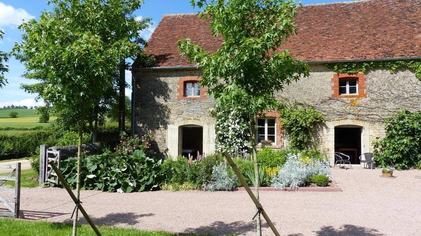 Location de vacances pour 5 personnes, avec terrasse et jardin à Lurcy-le-Bourg