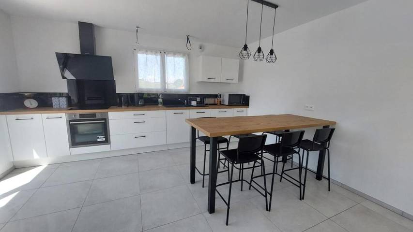 Location de vacances pour 6 personnes, avec terrasse ainsi que vue et jardin à Bardos - 2