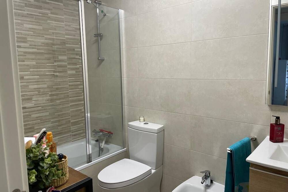 Entire apartment, 3-bedroom apartment with a 100-meter patio featuring a barbecue and a pool in Burgos, Burgos Province