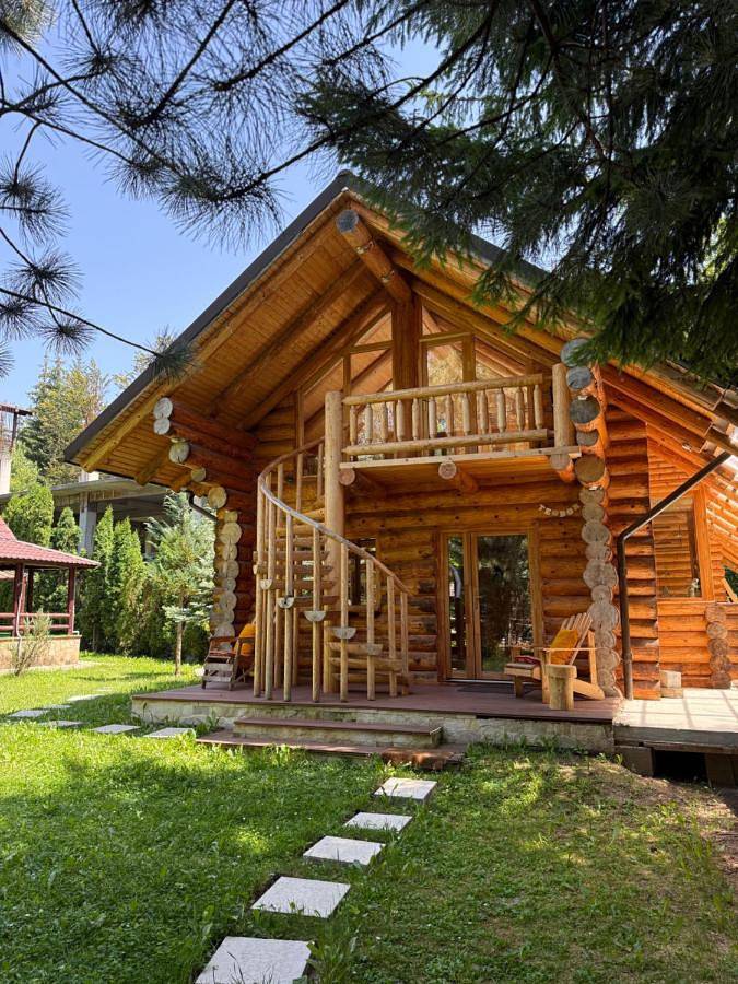 Gîte pour 8 personnes, avec Balcon et Terrasse ainsi que Jacuzzi et Jardin