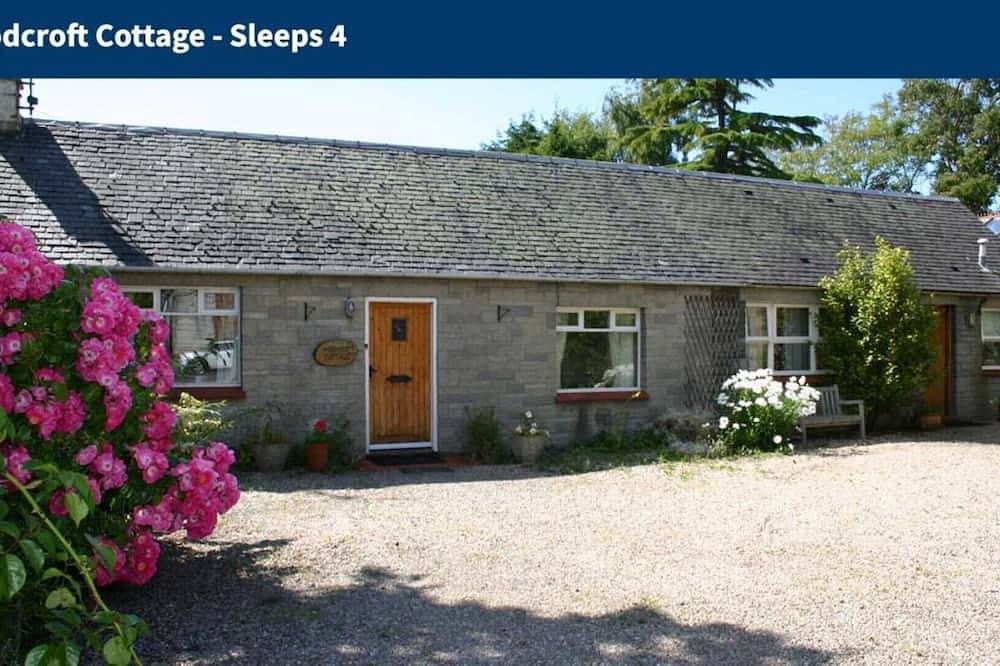 Das Woodcroft Holiday Cottage in Ayr liegt inmitten eines nach Westen ausgerichteten Gartens mit Rasen in Ayr, Firth Of Clyde