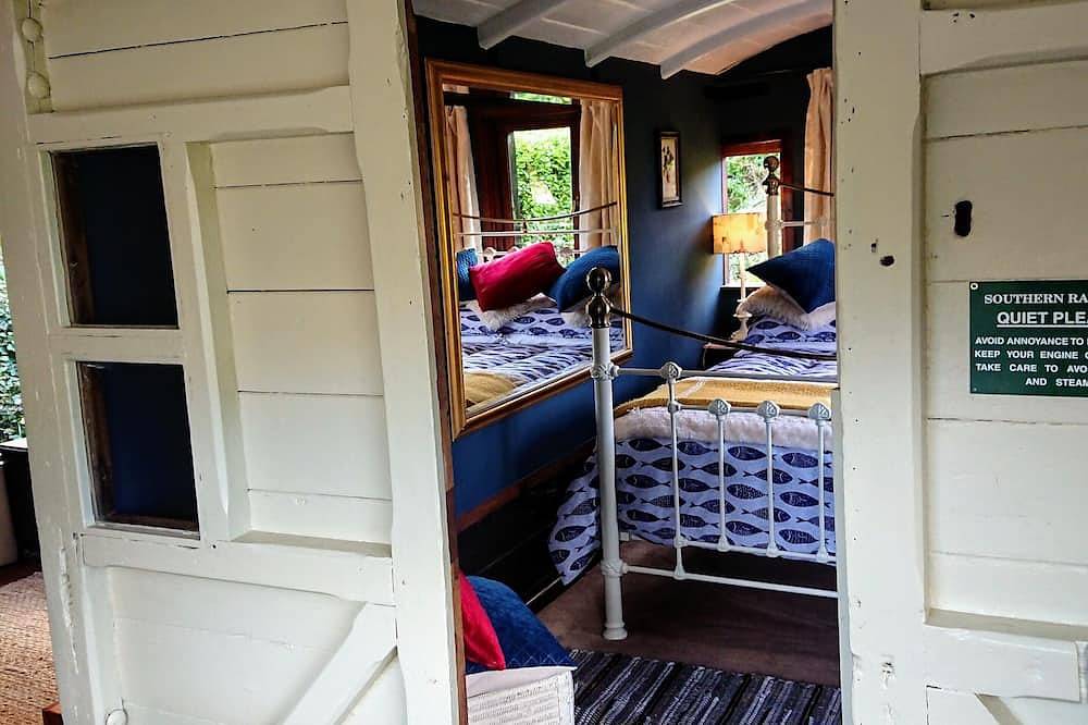 Romantic Railway Carriage in 2 acres!! By coast path, short walk to beach/pub 😎 in Kynance Cove, Cadgwith