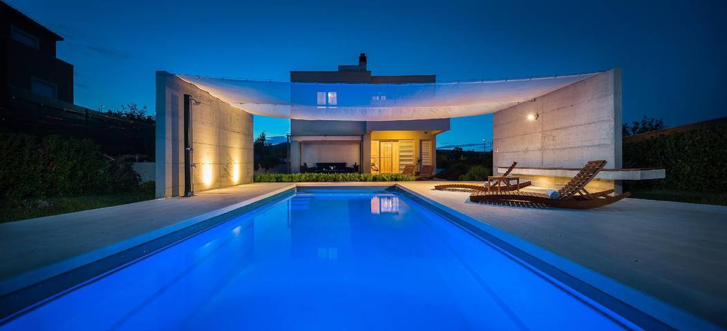 Feriehus for 11 personer, med jacuzzi og terrasse i tillegg til hage i Split-Dalmatia