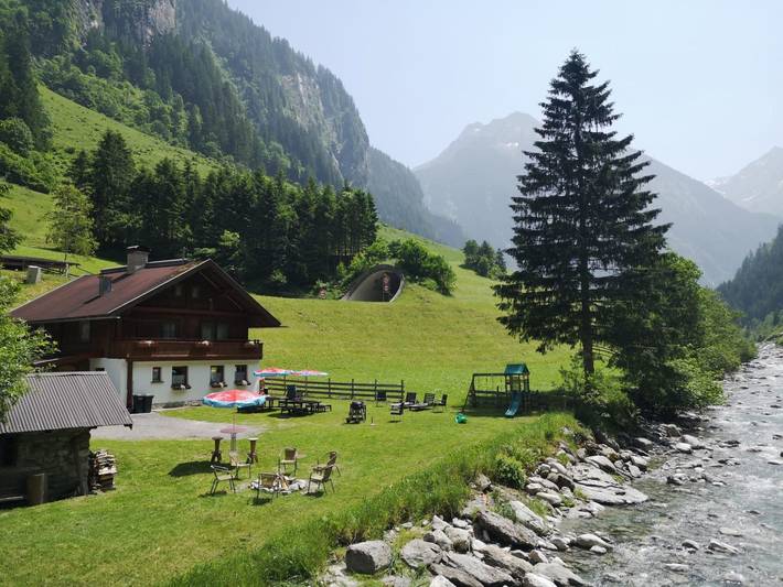 Ferienhaus für 15 Personen, mit Balkon und Terrasse sowie Garten und Sauna in Finkenberg