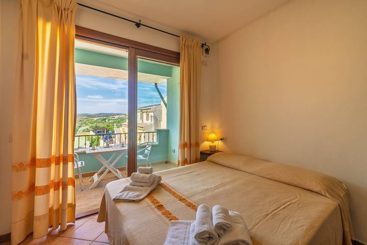 Appartamento intero, Appartamento 'Galatea - Monolocale' con Balcone, Wi-Fi e Aria Condizionata in Palau (villaggio), Palau (Sardegna)