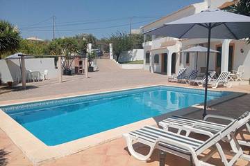 Location de vacances pour 10 personnes, avec balcon et jardin dans Almancil