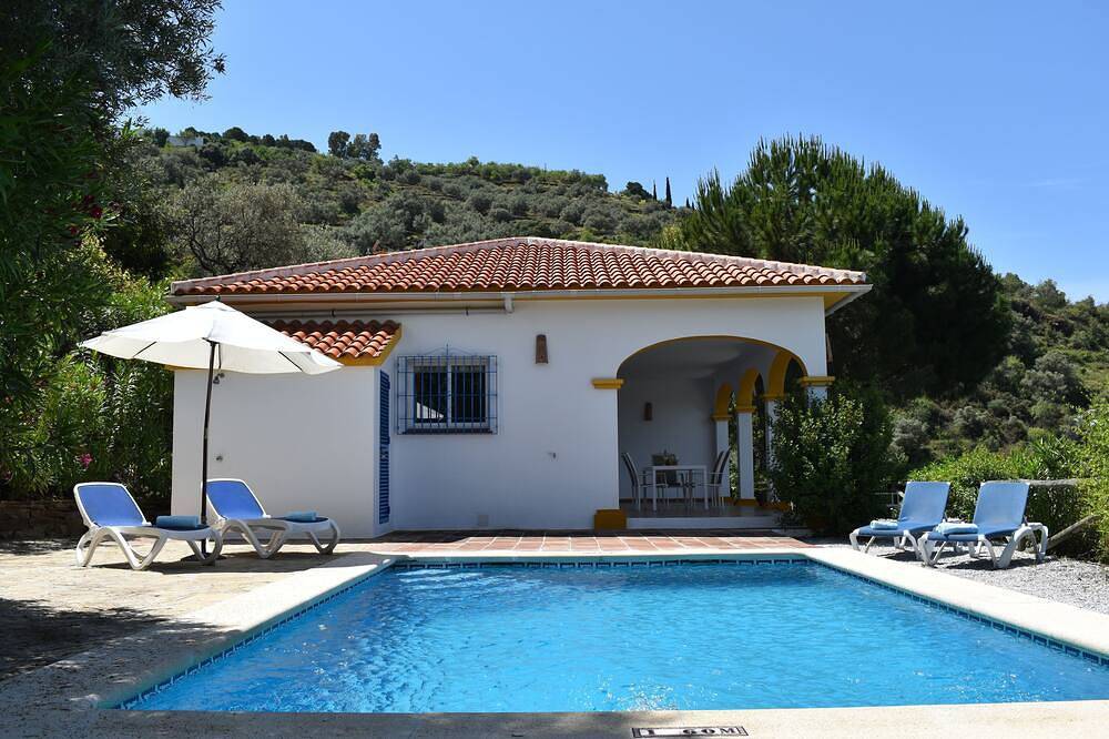 Villa La Frasca with private pool for 4 people and beautiful sea views in Sayalonga, Costa del Sol