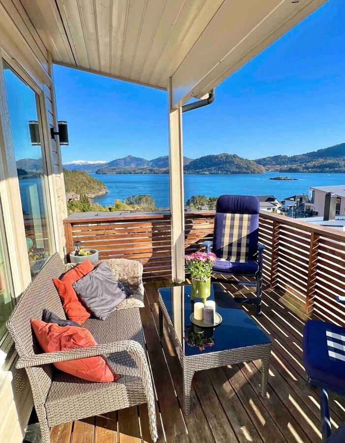 Ferienhaus für 4 Personen, mit Balkon und Terrasse sowie Garten und Ausblick in Lindås