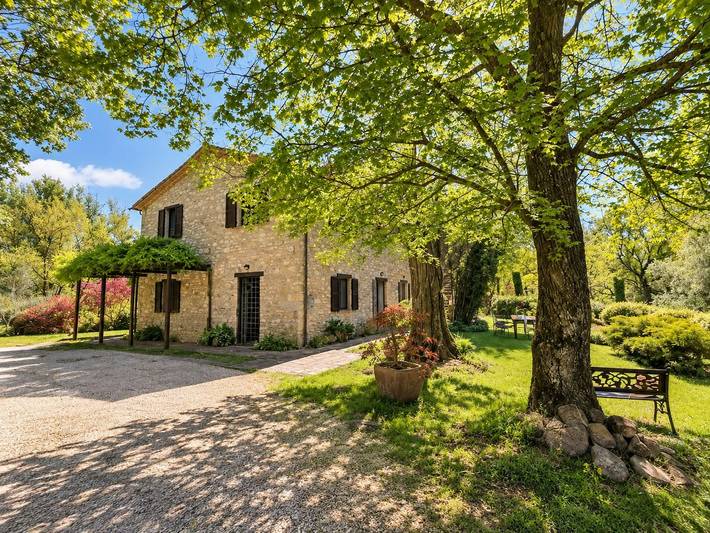 Casa de piedra en medio de los paisajes montañosos de Umbría in Montone (Italia), Valtiberina