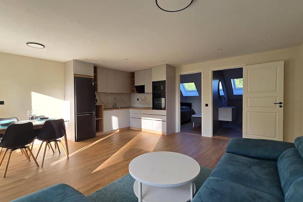 Hel lejlighed, Nybyggd & modern lägenhet nära Astrid Lindgrens Värld balkong, parkering & trädgårdsutsikt in Vimmerby, Vimmerby region