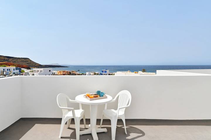 Entire apartment, Vacation Home "Viviendas El Pescador - Timón" with Sea View, Private Terrace & Wi-Fi in El Golfo, Yaiza