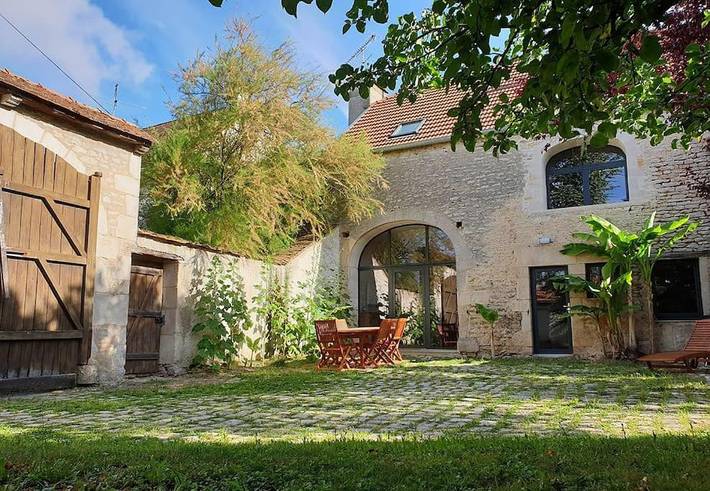 Gîte pour 6 personnes, avec piscine ainsi que vue et jardin dans Voulaines-les-Templiers