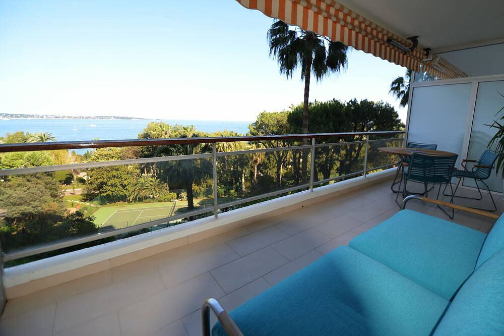 Entire apartment, Cannes Eden. Large sea view studio, beach access, quiet, swimming pool and tennis. in Vallauris, Cannes region