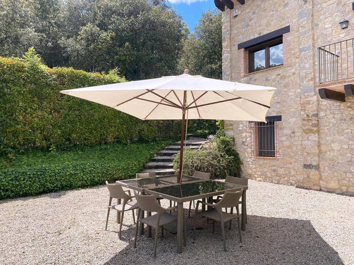 Casa rural para 6 personas, con vistas además de piscina y jardín, Se admiten mascotas en Las Planas - 2