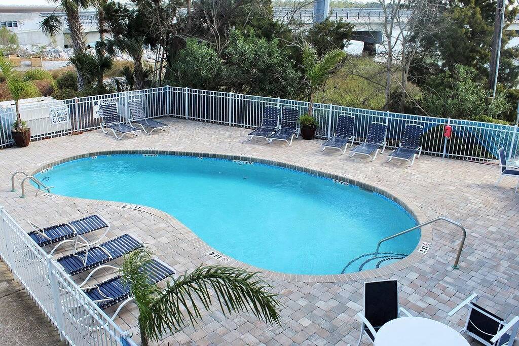 Ganze Wohnung, Palm Cove ~ Nur wenige Schritte von der Center Street mit Blick auf den Fluss und den Pool entfernt in Folly Beach, Charleston County