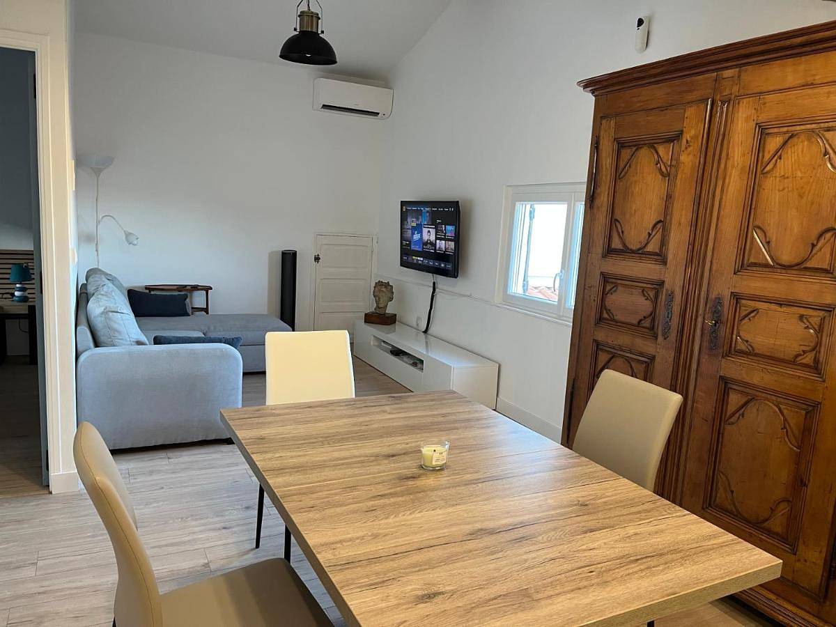 Appartement entier, One-Bedroom Apartment in Cuers, Côte méditerranéenne (France)