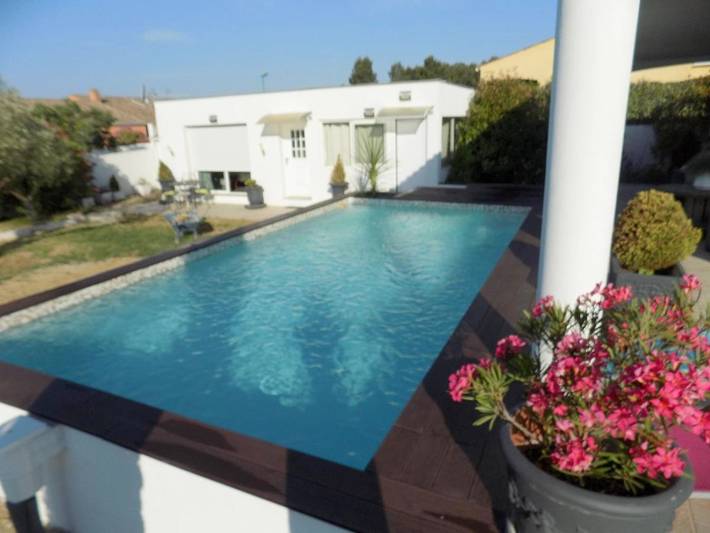 Location de vacances pour 4 personnes, avec Terrasse et Jardin ainsi que Piscine et Vue à Villemoustaussou