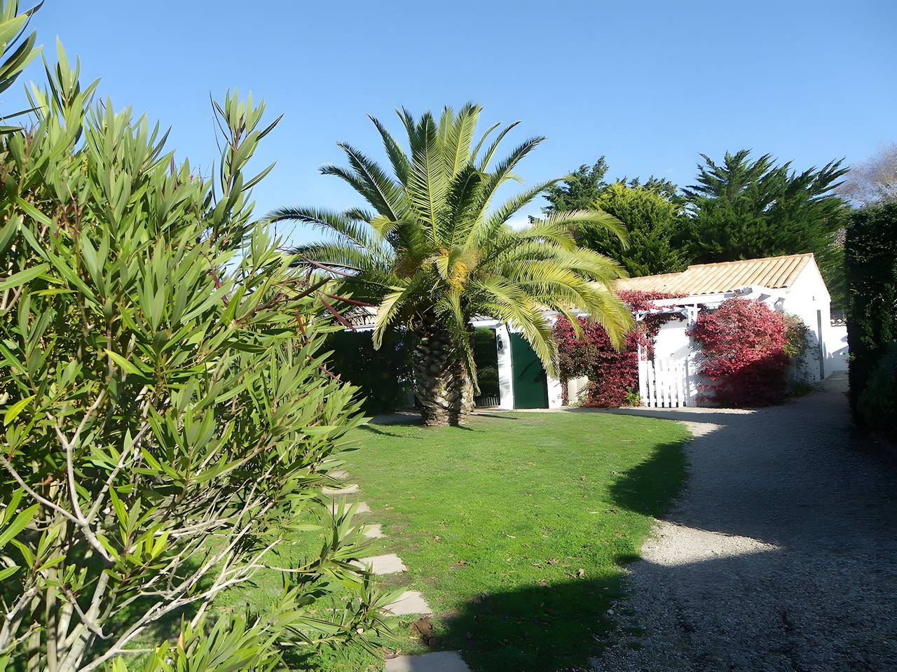 Maison de vacances « Le Repos Marin » avec piscine partagée, terrasse privée et jardin commun in Saint-Georges-d'Oléron, Côte de Beauté