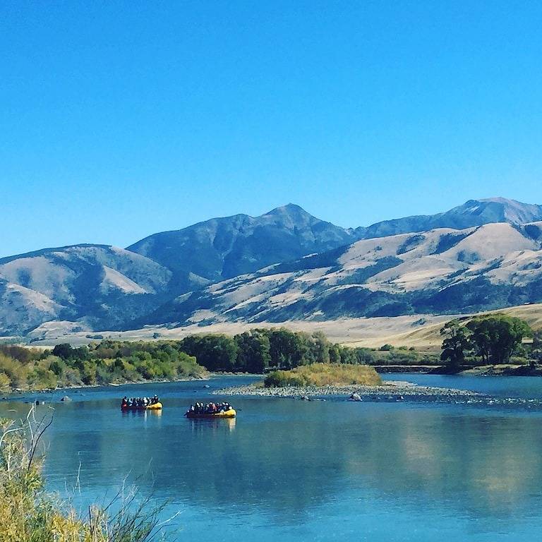 Zwei Minuten vom Yellowstone Park mit eigenem Flusszugang, 30 Fuß. Deck und Bbq. in Gardiner, Absaroka Range