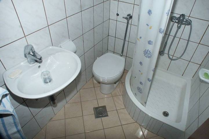 Ganze Wohnung, 2-Zimmer-Ferienwohnung am Strand Maslinica, Solta in Maslinica, Solta
