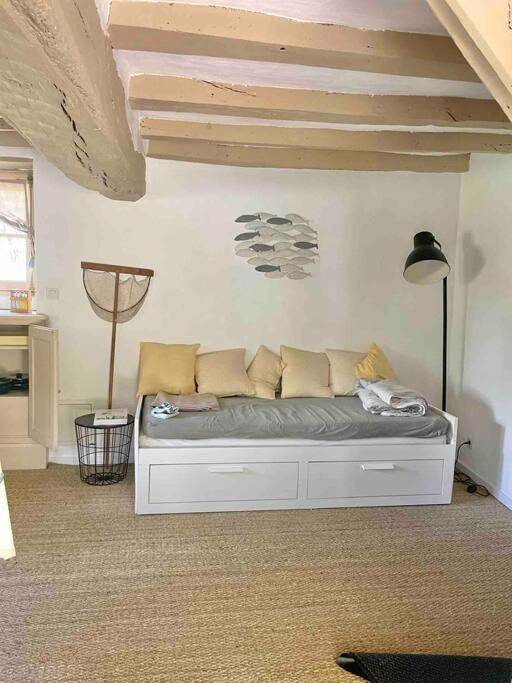 Location de vacances pour 3 personnes, avec terrasse et jardin à Bécon-les-Granits - 4