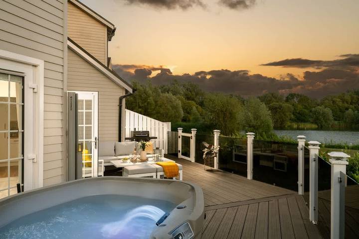 Swans Rest  Lakeside Retreat with Kayaks & Hot Tub in Gloucestershire