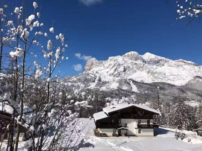 Hütte für 7 Personen, mit Balkon und Whirlpool sowie Terrasse und Garten in Cortina d'Ampezzo